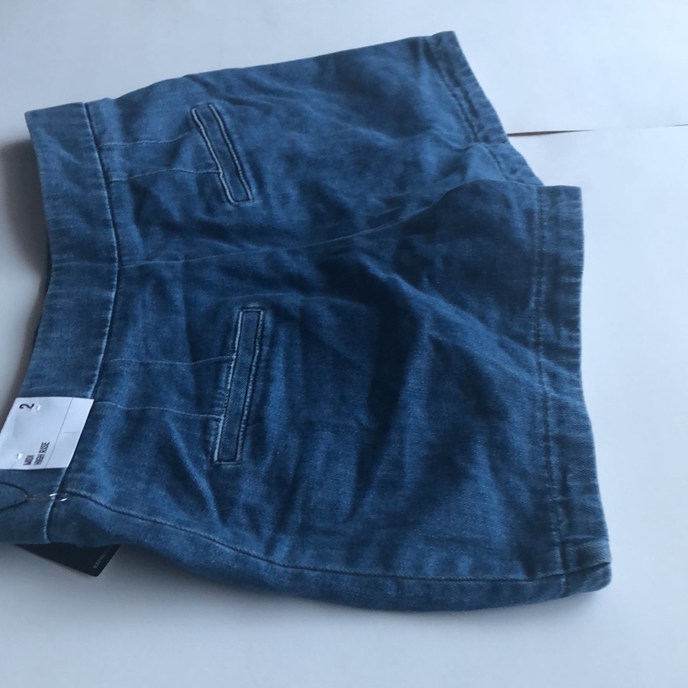 Express Shorts - Picture 4 of 9